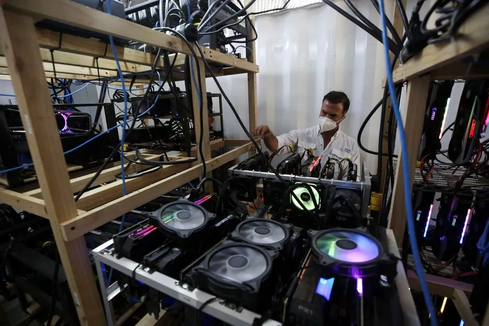 Kooper haciendo un chequeo de los equipos de minería de Bitcoin. Imagen: Reuters