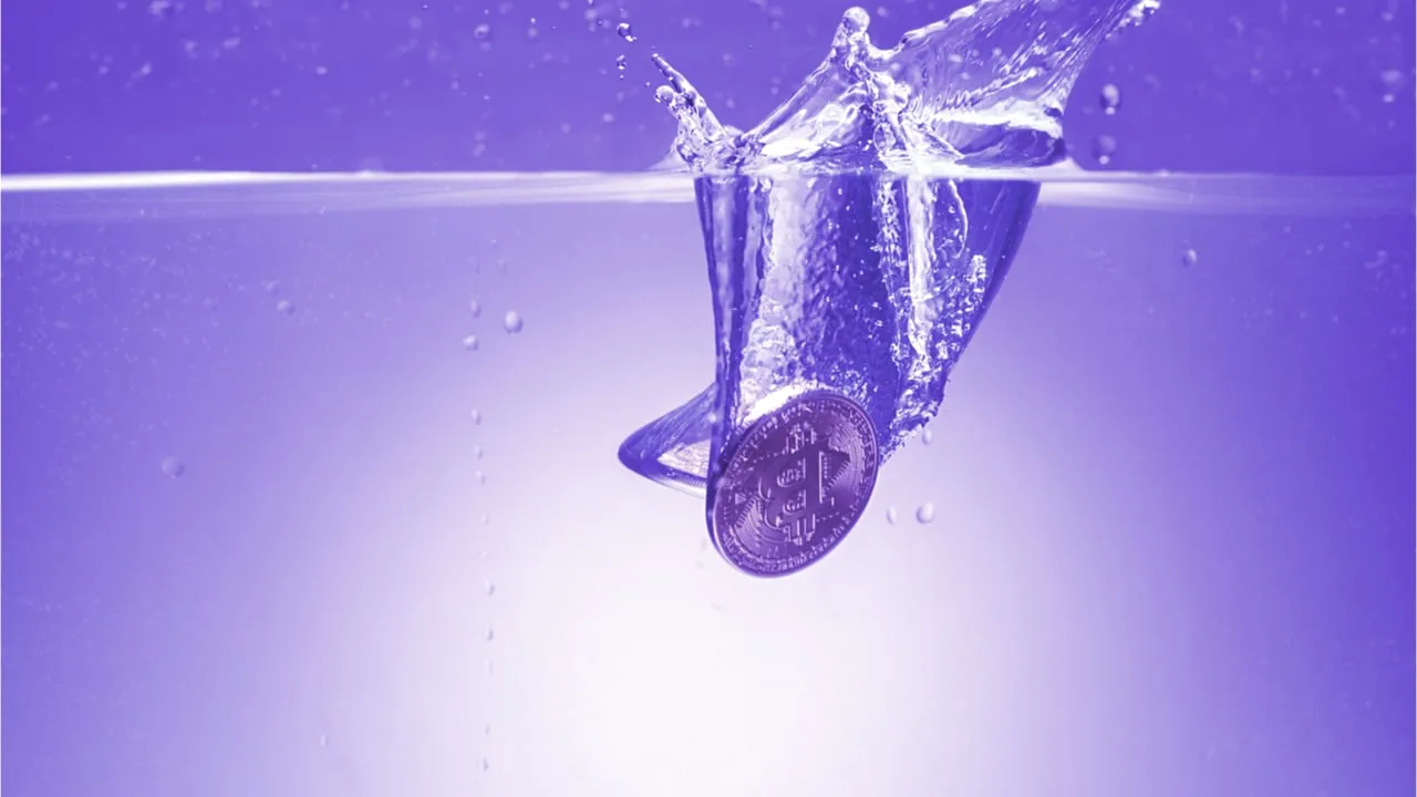 Bitcoin bajo el agua. Image: Shutterstock