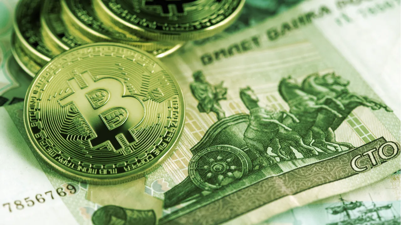 Rublos y Bitcoin. Imagen: Shutterstock