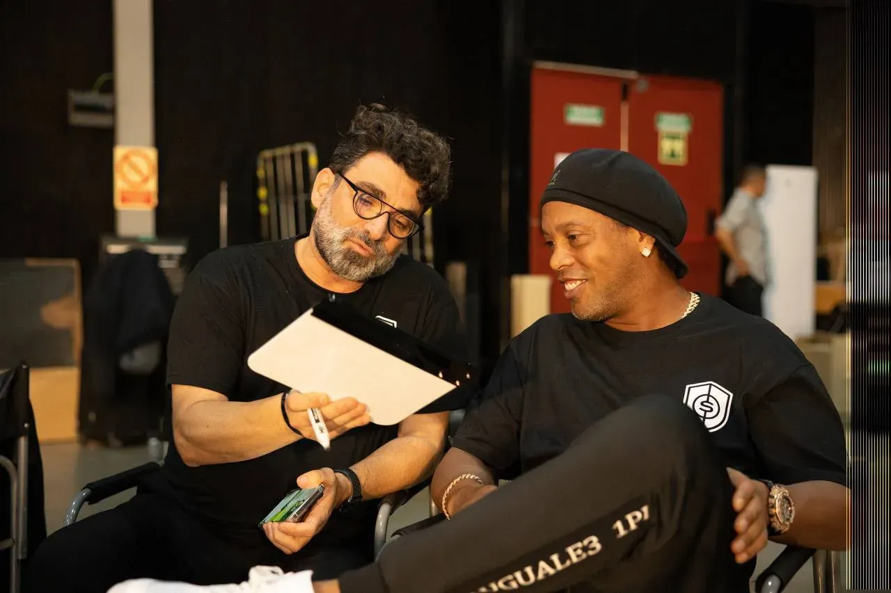Ronaldinho y el David Rozencwaig CEO de Shirtum trabajando en el proyecto de NFT. Imagen: Shirtum