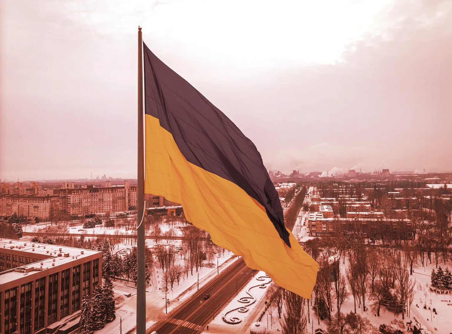 Vista aérea de la bandera de Ucrania en invierno. (Shutterstock)