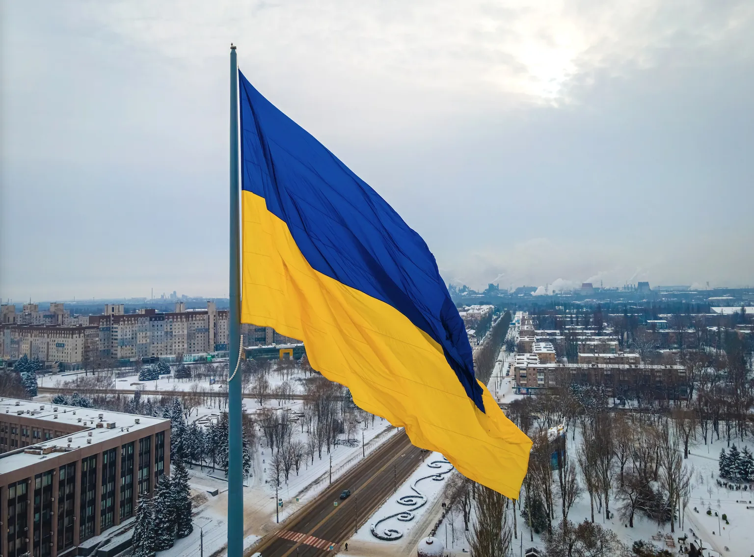 Vista aérea de la bandera de Ucrania en invierno. (Shutterstock)