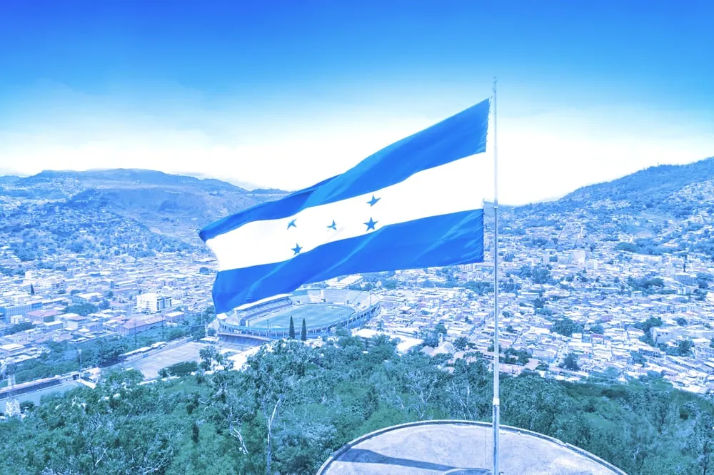 Bandera de Honduras en Tegucigalpa. Imagen: Shutterstock