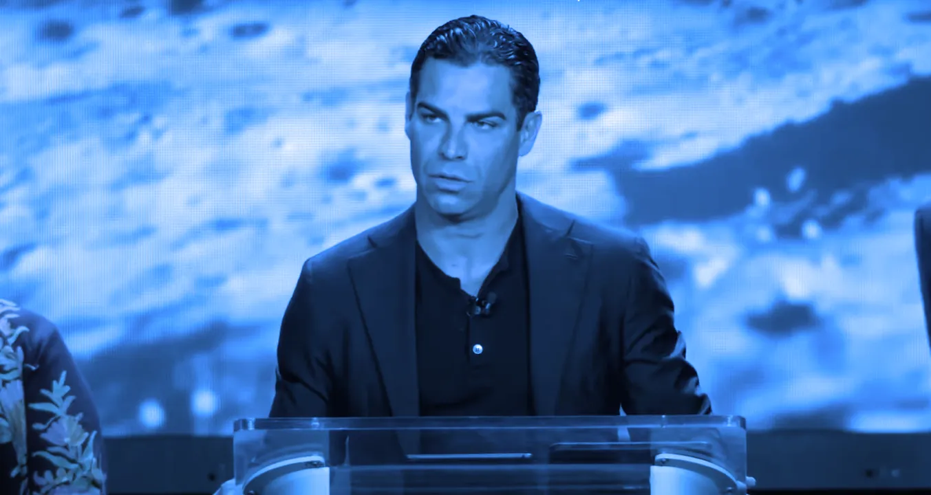 El Alcalde de Miami, Francis Suarez, hablando en la Conferencia Bitcoin 2022. Imagen: YouTube
