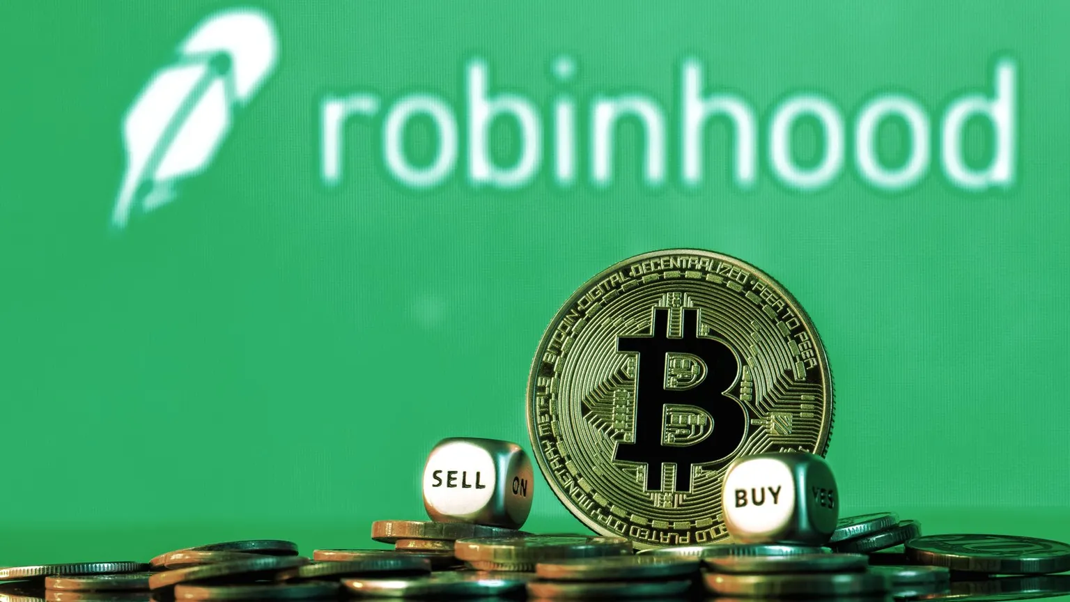 Un Bitcoin delante del logo de Robinhood