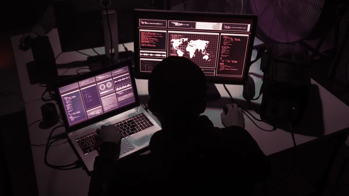 Un hacker en la sombra trabajando. Imagen: Shutterstock