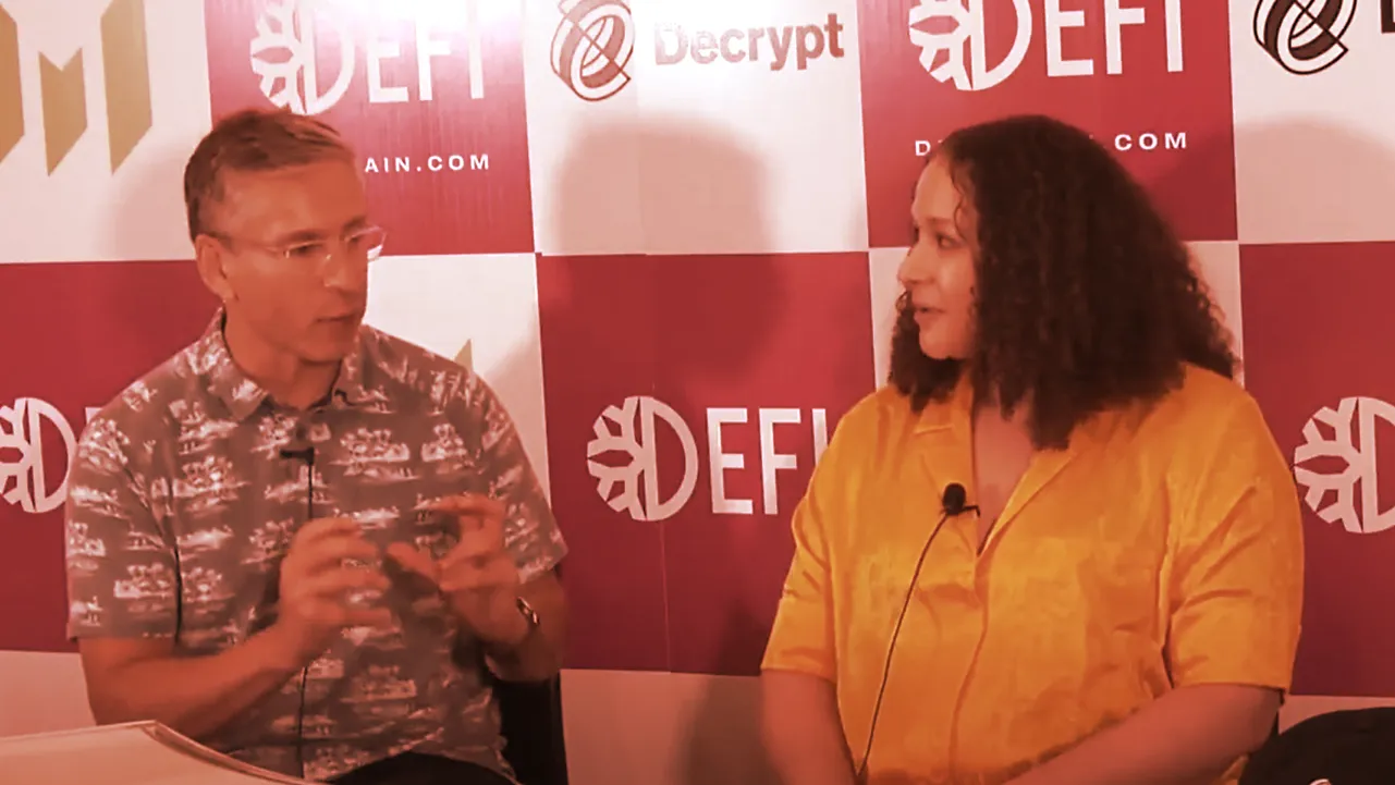 Decrypt reporter Stacy Elliot speaking with E&Y's blockchain lead at Messari Mainnet 2022.