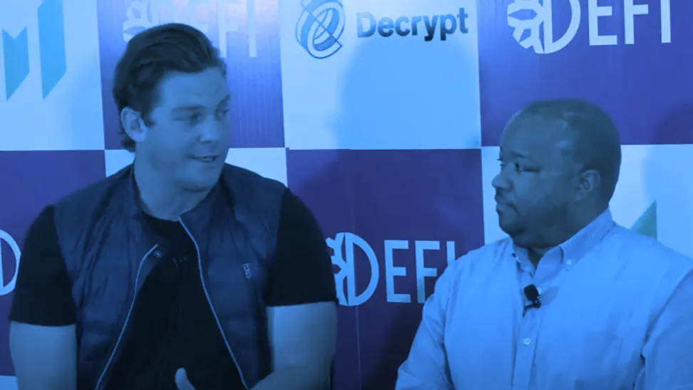 El reportero de Decrypt Jason Nelson hablando con Michael Anderson de Framework Ventures en Mainnet 2022.