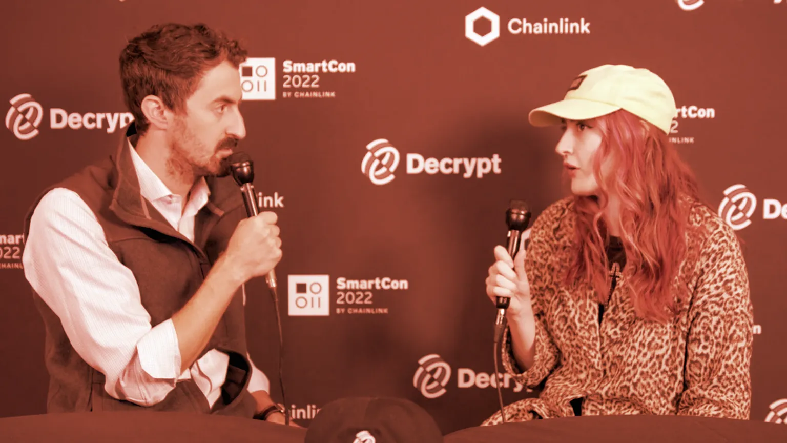 Izzy Howell, de PussyDAO, habla con Dan Roberts, de Decrypt, en la SmartCon 2022. Imagen: Decrypt