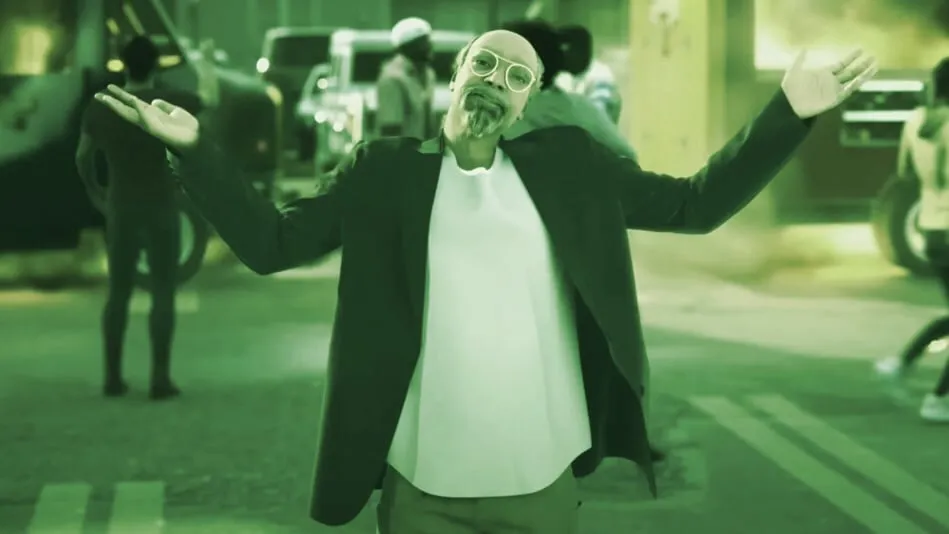 Screengrab from the "Crip Your Enthusiasm" music video, starring Snoop Dogg as Larry David.