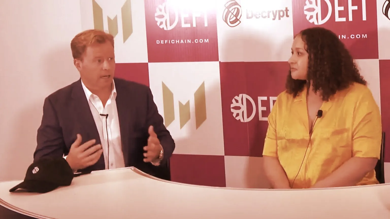 La reportera de Decrypt, Stacy Elliot, hablando con Brian Quintenz en Messari Mainnet 2022.