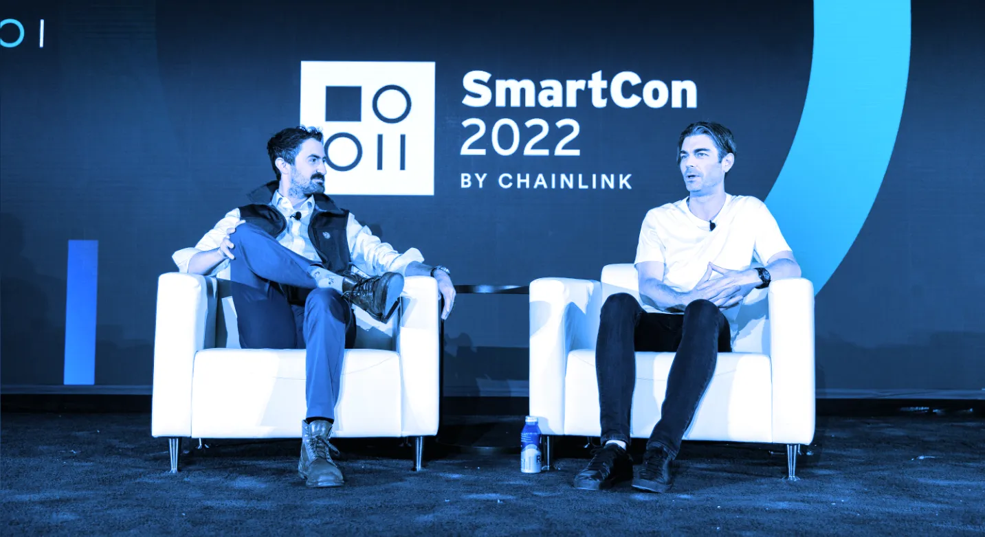 Kain Warwick onstage at Chainlink SmartCon 2022 with Decrypt's Dan Roberts (Courtesy Chainlink)