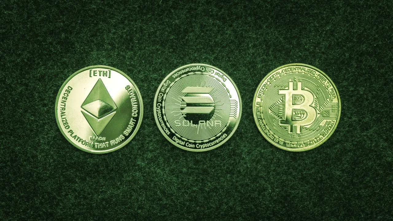 Bitcoin, Ethereum, y Solana. Imagen: Shutterstock