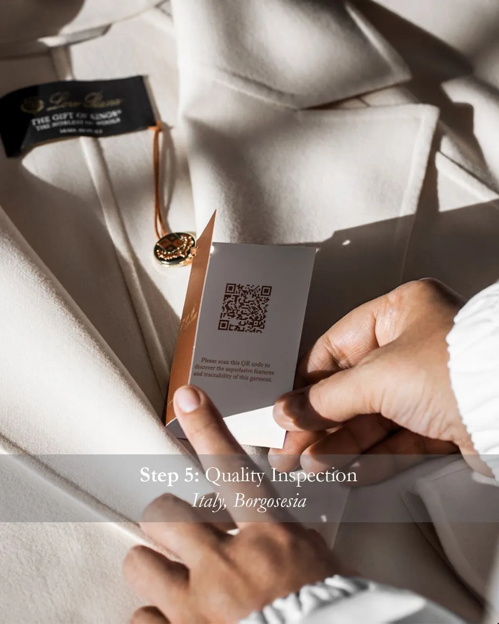 Imagen de un código QR en una chaqueta de lujo. Fuente: Consorcio Aura Blockchain.