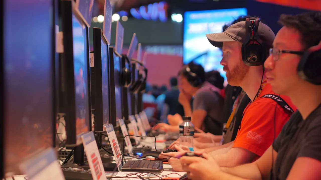 Gamers at an expo. Image: Shutterstock