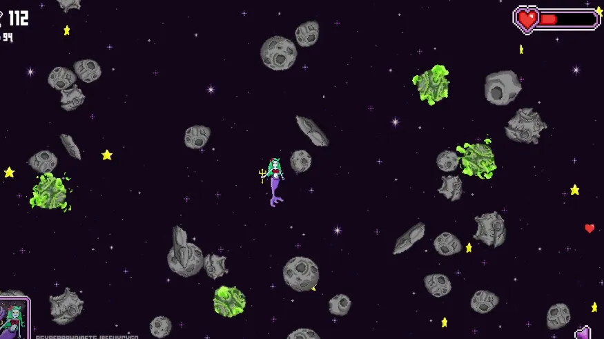 Captura de pantalla del juego Space Mermaids que muestra una pantalla de juego retro en 2D con un fondo espacial de color morado-negro. Una sirena pixelada flota en la pantalla mientras asteroides grises y estrellas amarillas la rodean. Una barra de salud roja aparece en la esquina superior derecha, indicando poca salud.