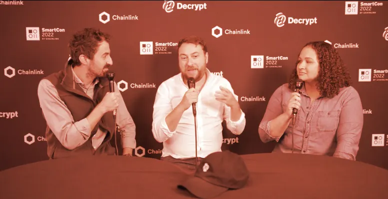 Robert Leshner habla con Dan Roberts y Stacy Elliott de Decrypt en la Chainlink SmartCon de Nueva York.