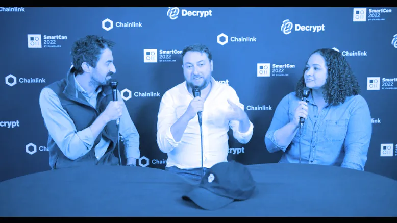 Robert Leshner habla con Dan Roberts y Stacy Elliott de Decrypt en la Chainlink SmartCon de Nueva York.