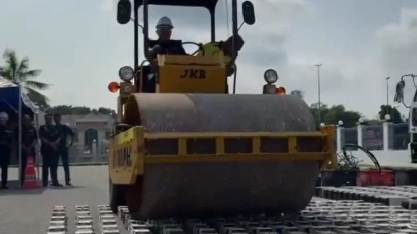 That's one big ass steamroller. Image: @MalaysiaGazette on Twitter.