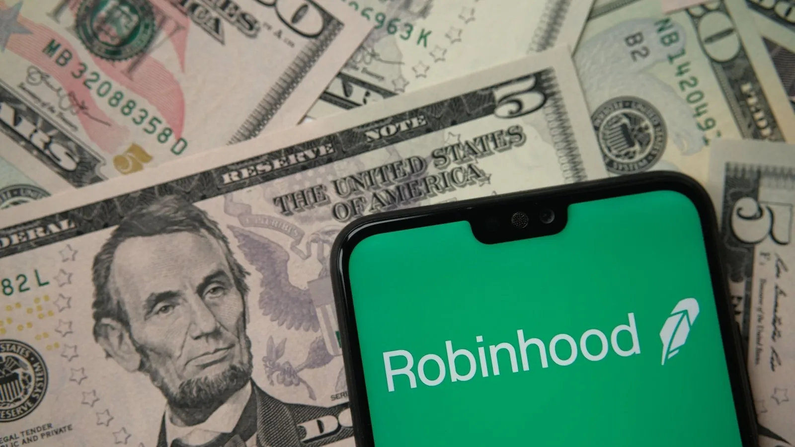 Could Robinhood and Revolut Find Stablecoin Success Where PayPal Stumbled?