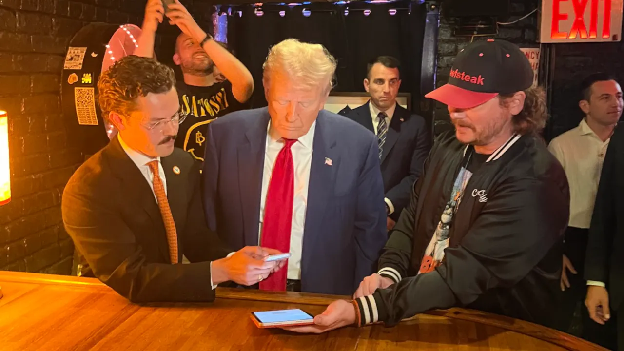 'Oh It Did Go Through!': Bitcoin Boosters Get Trump to Buy Burgers With BTC