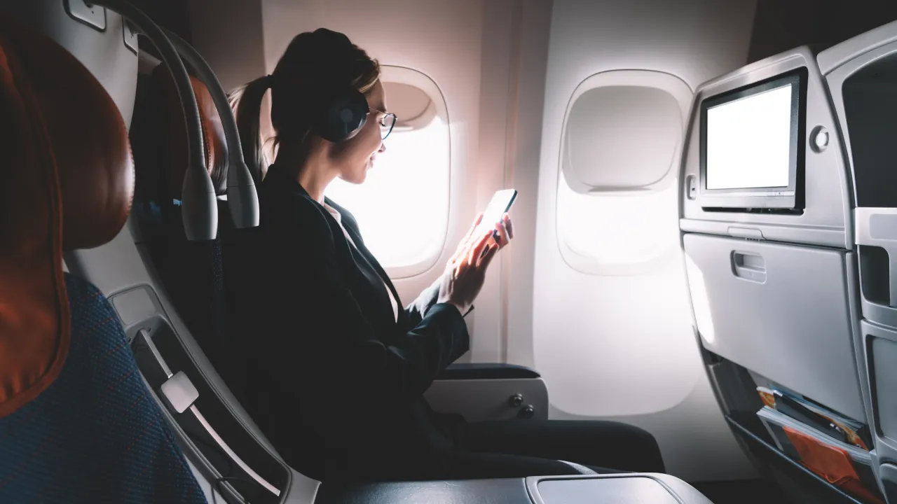 This Clever Google Messages Trick Lets You Use AI on Flights Without Paying Wi-Fi Fees