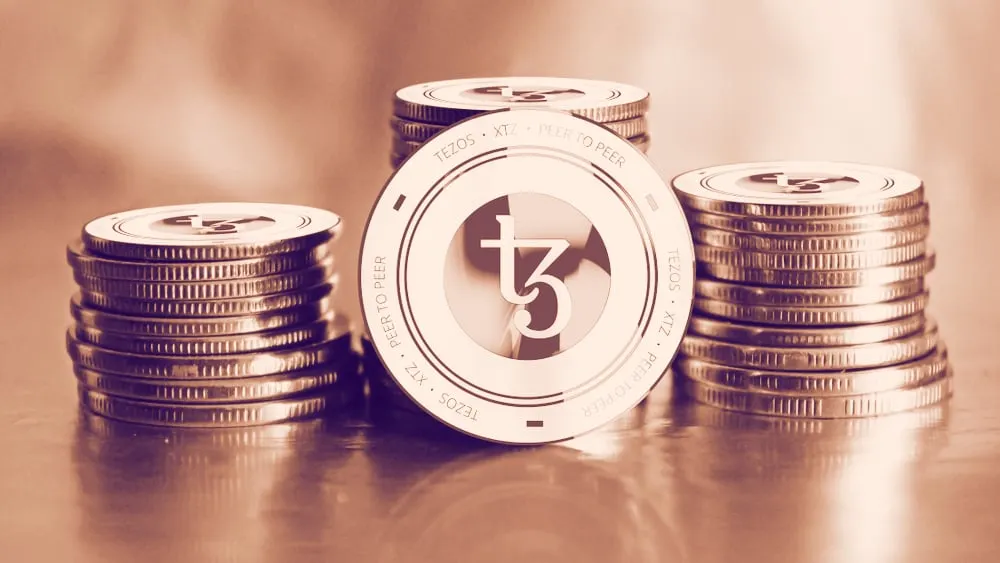 Una pila de monedas de Tezos. Imagen: Shutterstock.