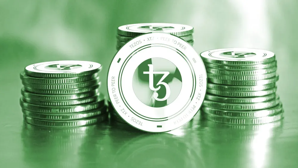 Una pila de monedas de Tezos. Imagen: Shutterstock.