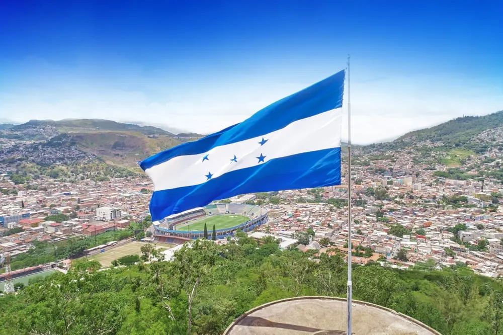 Bandera de Honduras en Tegucigalpa. Imagen: Shutterstock