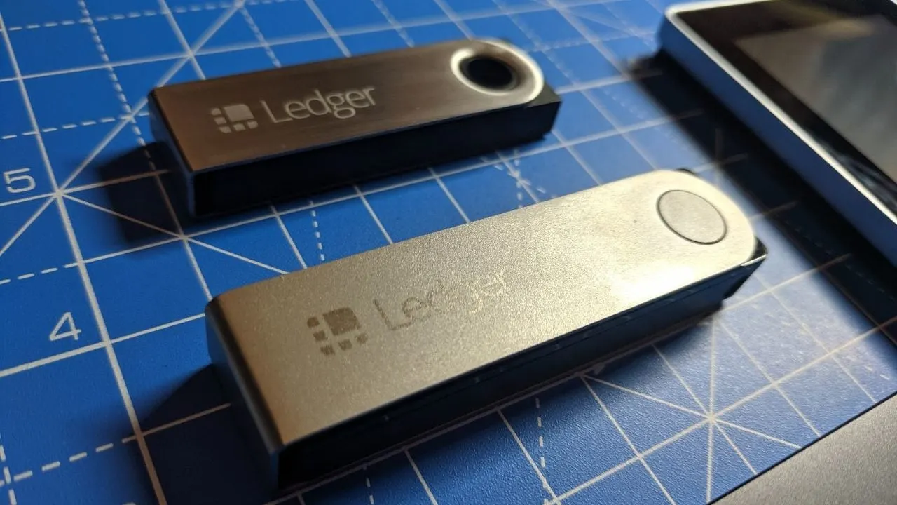 Ledger Nano X review: Size comparison