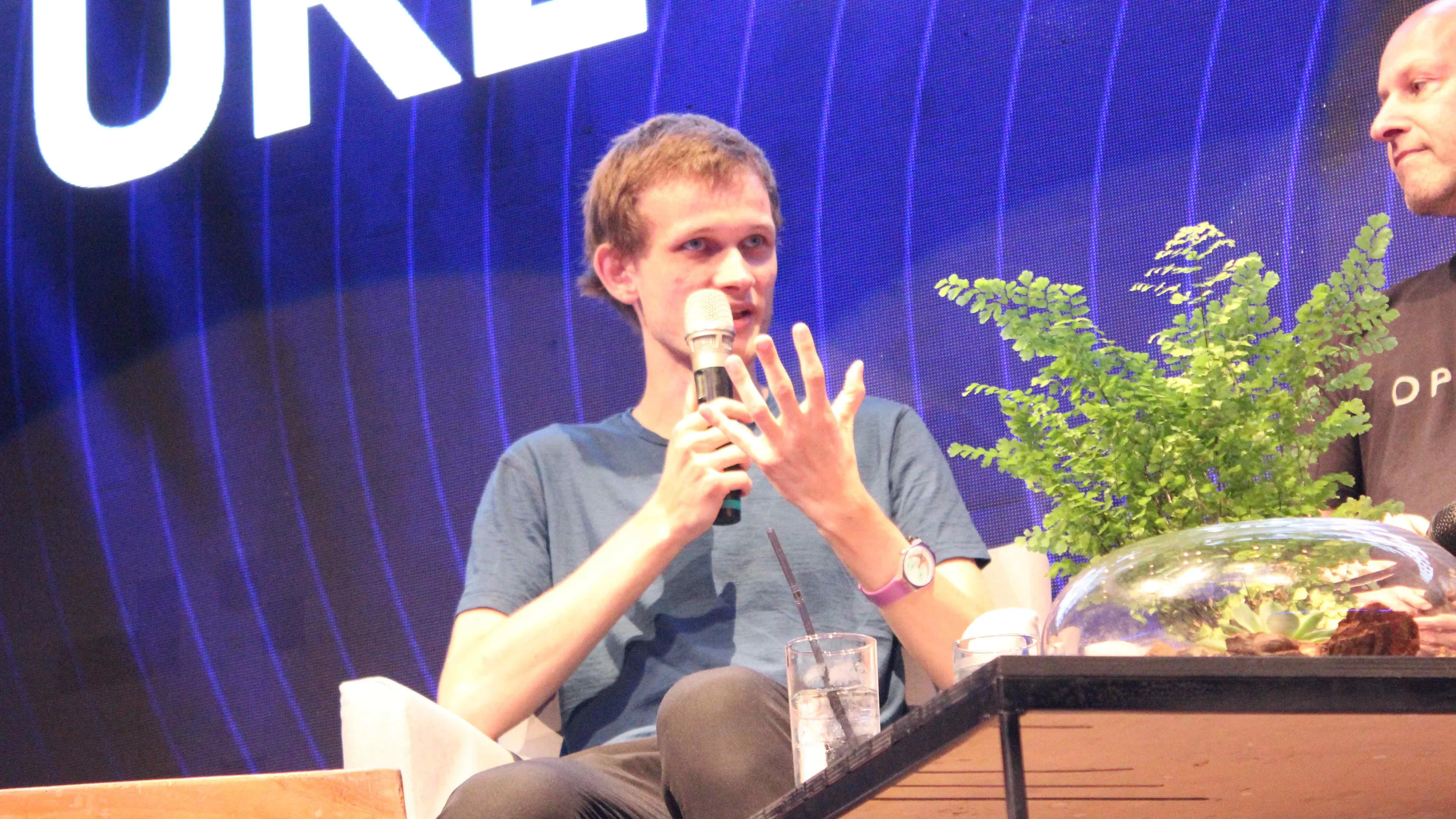 Vitalik Buterin hablando en Tel Aviv. Imagen: Descifrar.