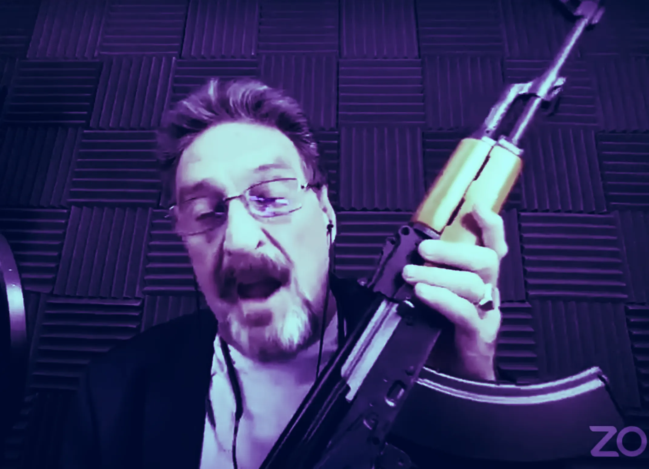 John McAfee instó a los oyentes a armarse. Imagen: Virtual Blockchain Week.