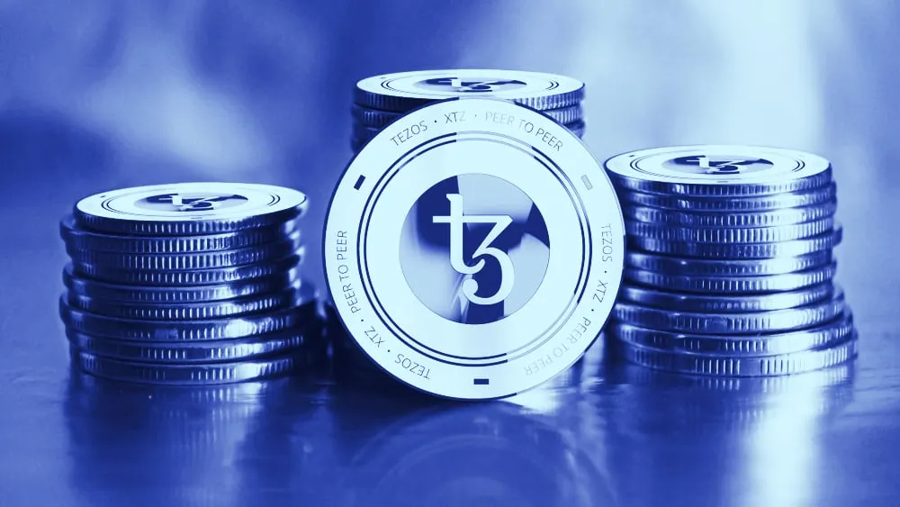 Una pila de monedas de Tezos. Imagen: Shutterstock.