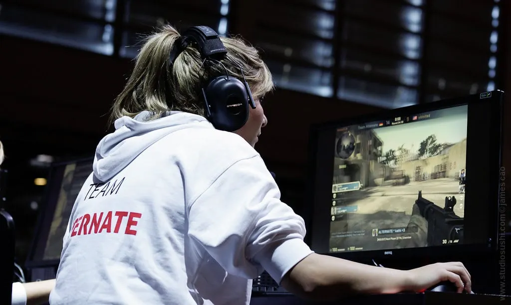 chica jugando CS:GO en un torneo de esports. Algo que pronto Verasity llevará al mundo de las criptomonedas