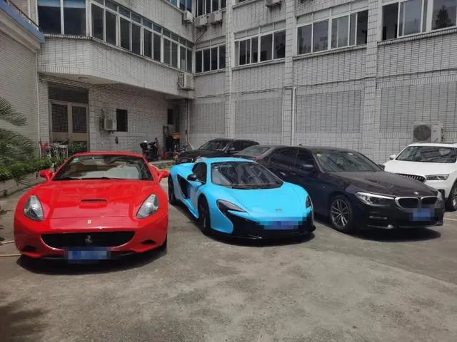 La policía china incautó carros de lujo Ferrari y McLaren de unos estafadores que vendían tokens Huobi falsos. Imagen: Toutiao