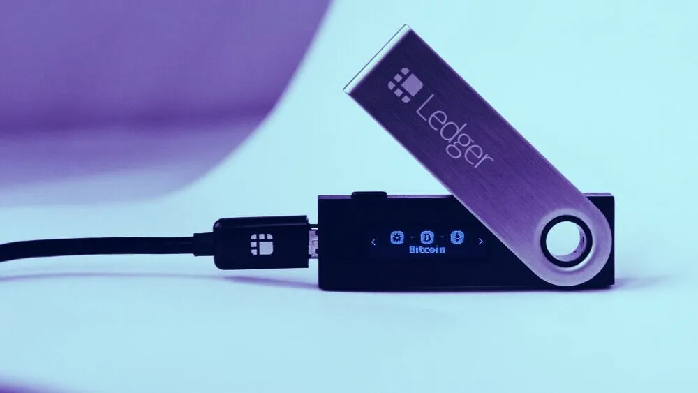 Cartera Ledger conectada a un ordenador para acceder a la criptomoneda. Imagen: Shutterstock