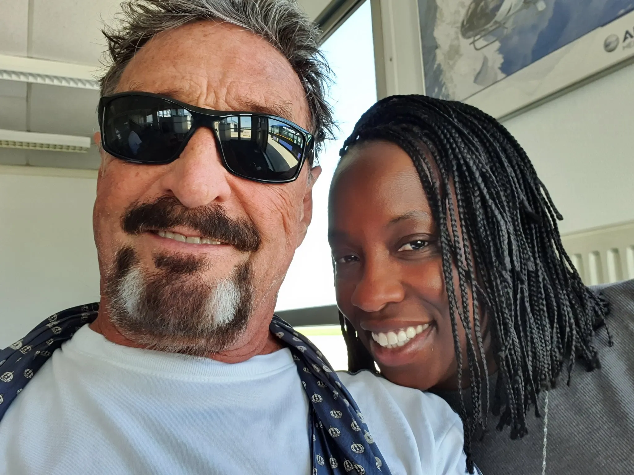 John McAfee y su esposa