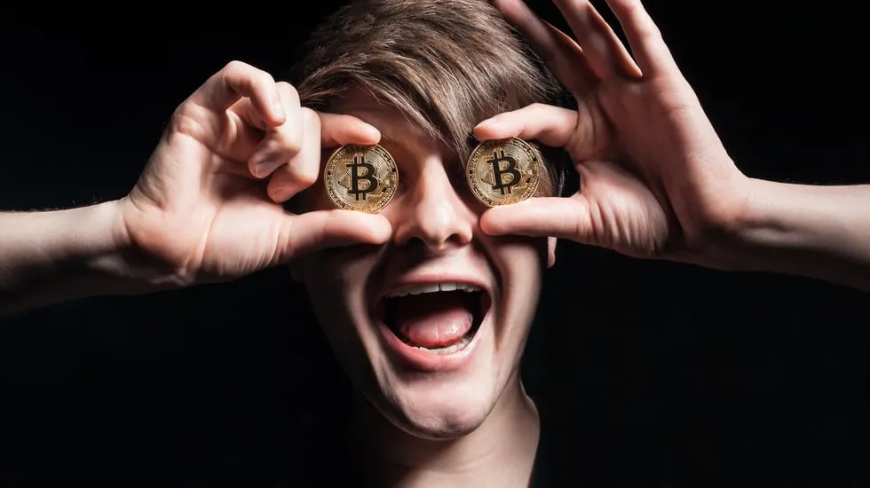 Una persona que se vuelve loca por Bitcoin. Imagen: Shutterstock.