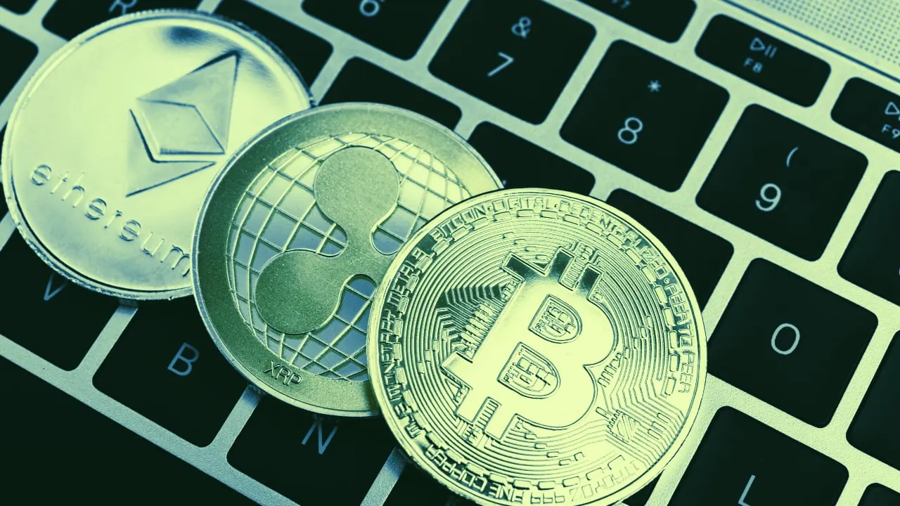 Bitcoin, Ethereum y XRP son las tres criptomonedas mas populares. La imagen: Shutterstock