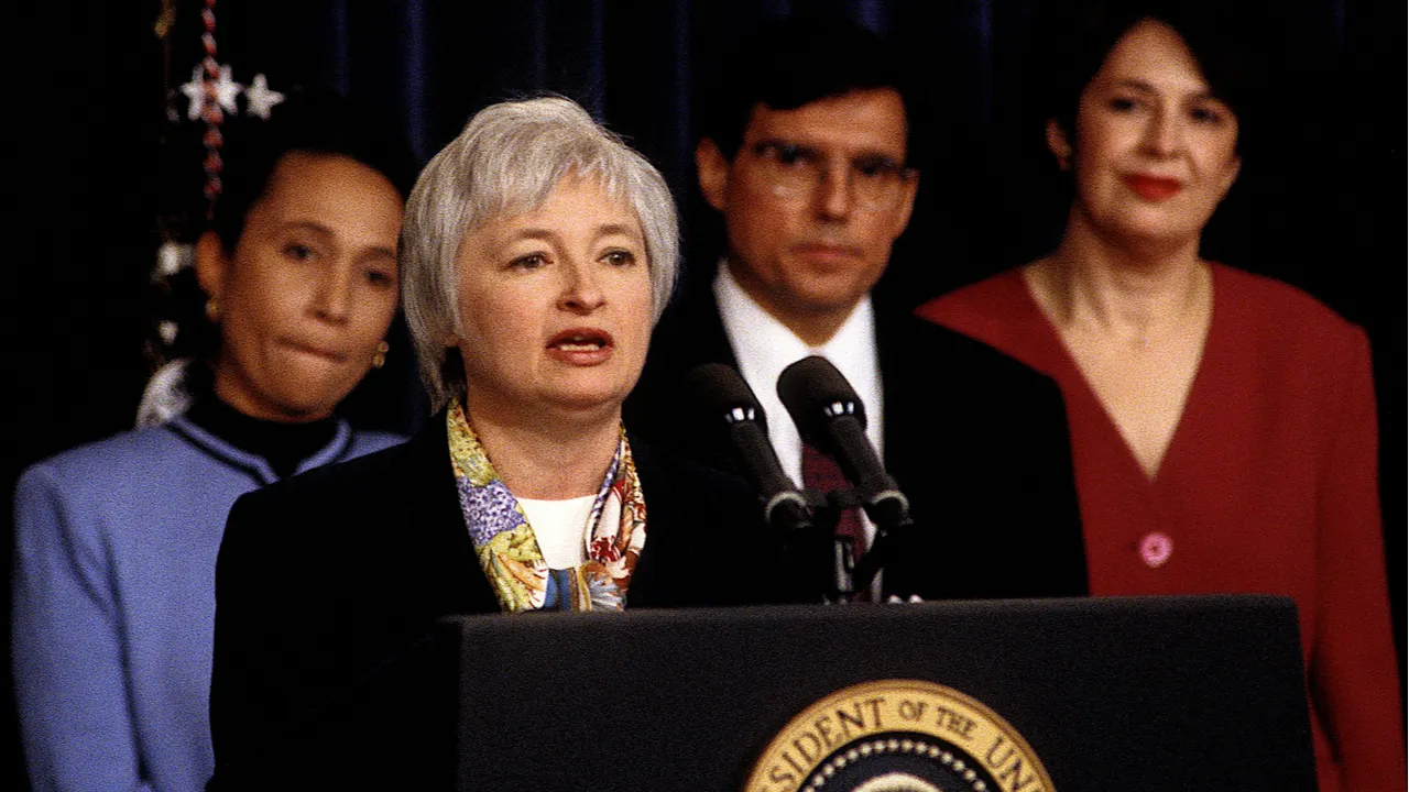 Janet Yellen en un podium sobre criptomonedas en EEUU