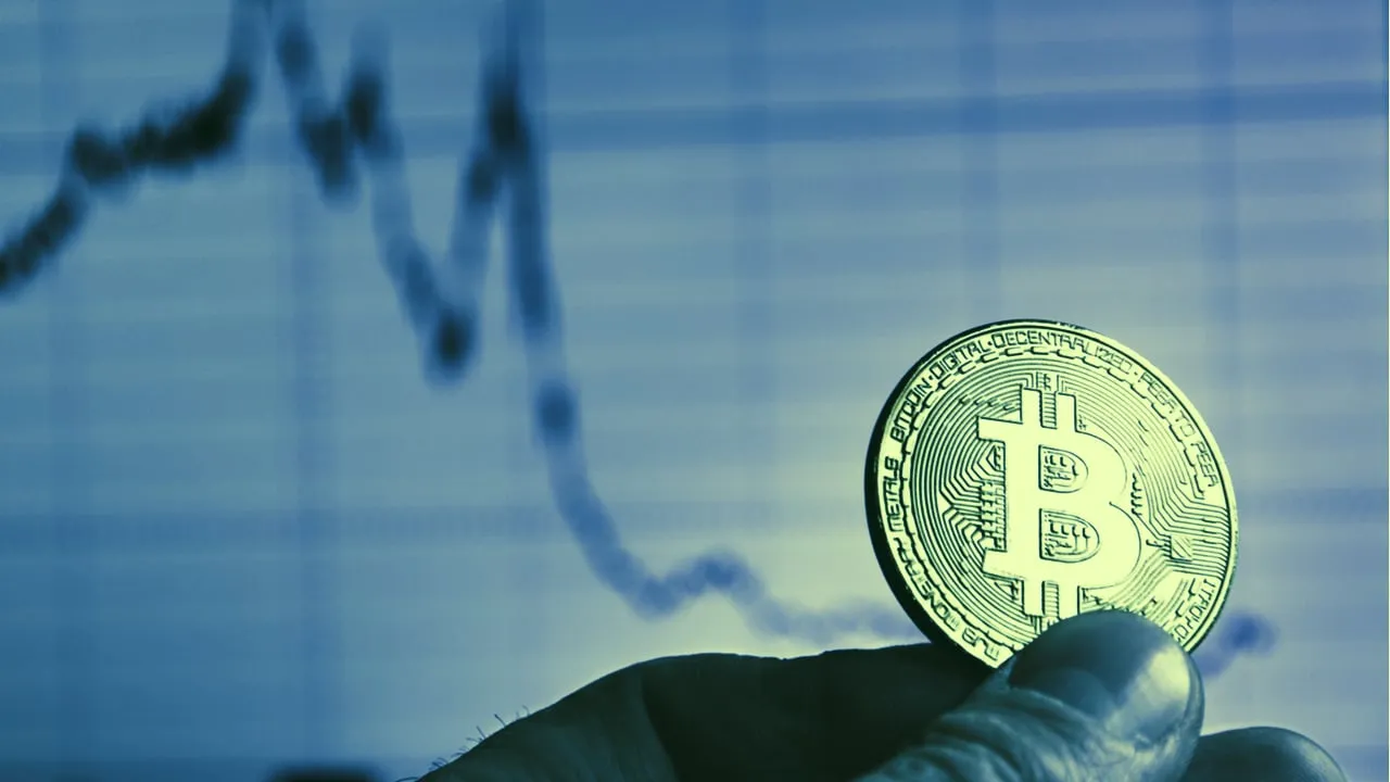 Bitcoin frente a un grádico de precios. Imagen: Shutterstock