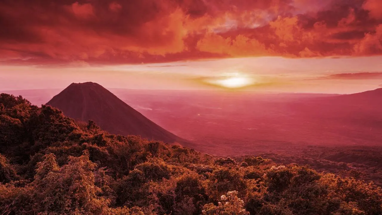 El Salvador planea utilizar la energía geotérmica de los volcanes para extraer Bitcoin. Imagen: Shutterstock