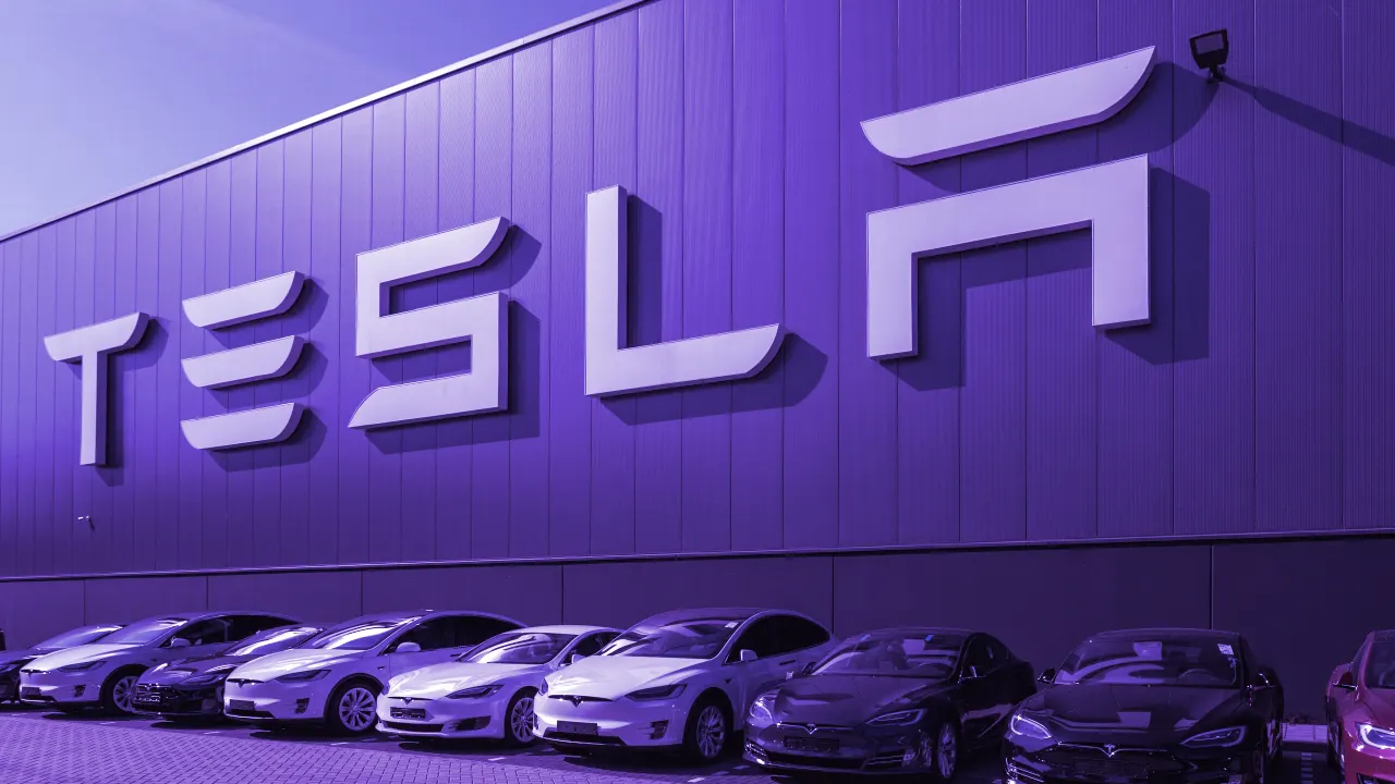 Tesla, de Elon Musk, fabrica coches eléctricos. E invierte en Bitcoin. Imagen: Shutterstock