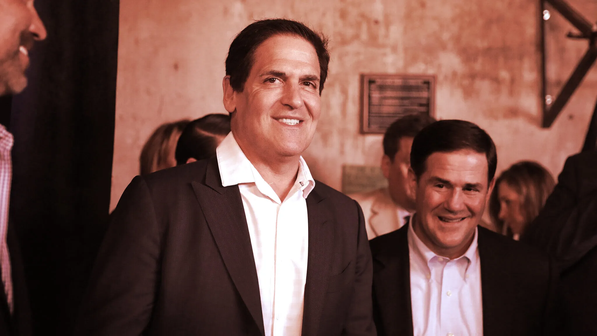 Mark Cuban con el gobernador de Arizona Doug Ducey. Imagen: Gage Skidmore, Flickr (CC BY-SA 2.0)