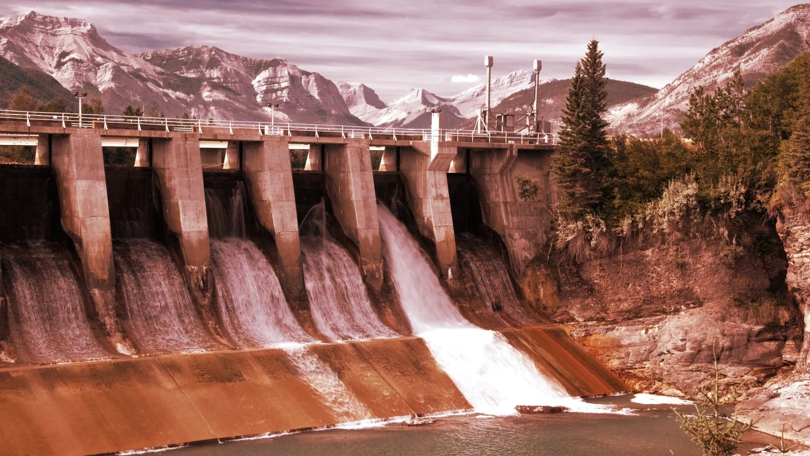 La energía utilizada para minar Bitcoin proviene tanto de combustibles fósiles como de la hidroeléctrica. Imagen: Shutterstock