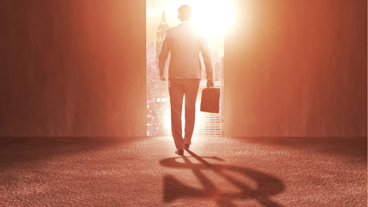 hombre saliendo hacia el atardecer con maletín y sombra de dólar. Image: Shutterstockl