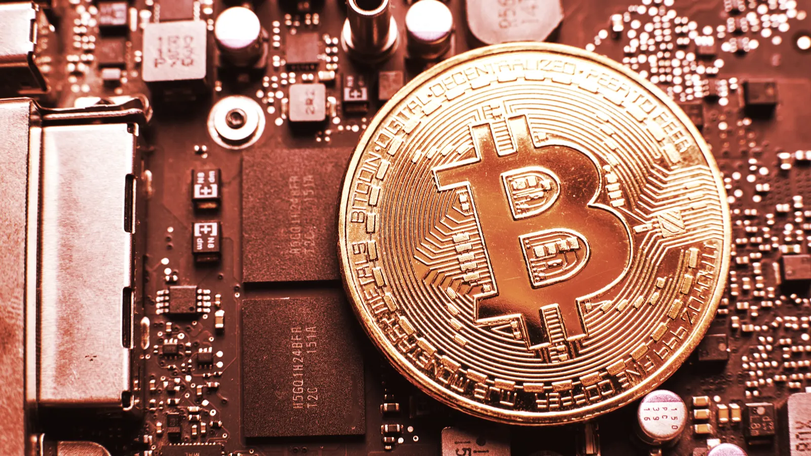 Un Bitcoin colocado encima de una tarjeta gráfica. Imagen: Shutterstock