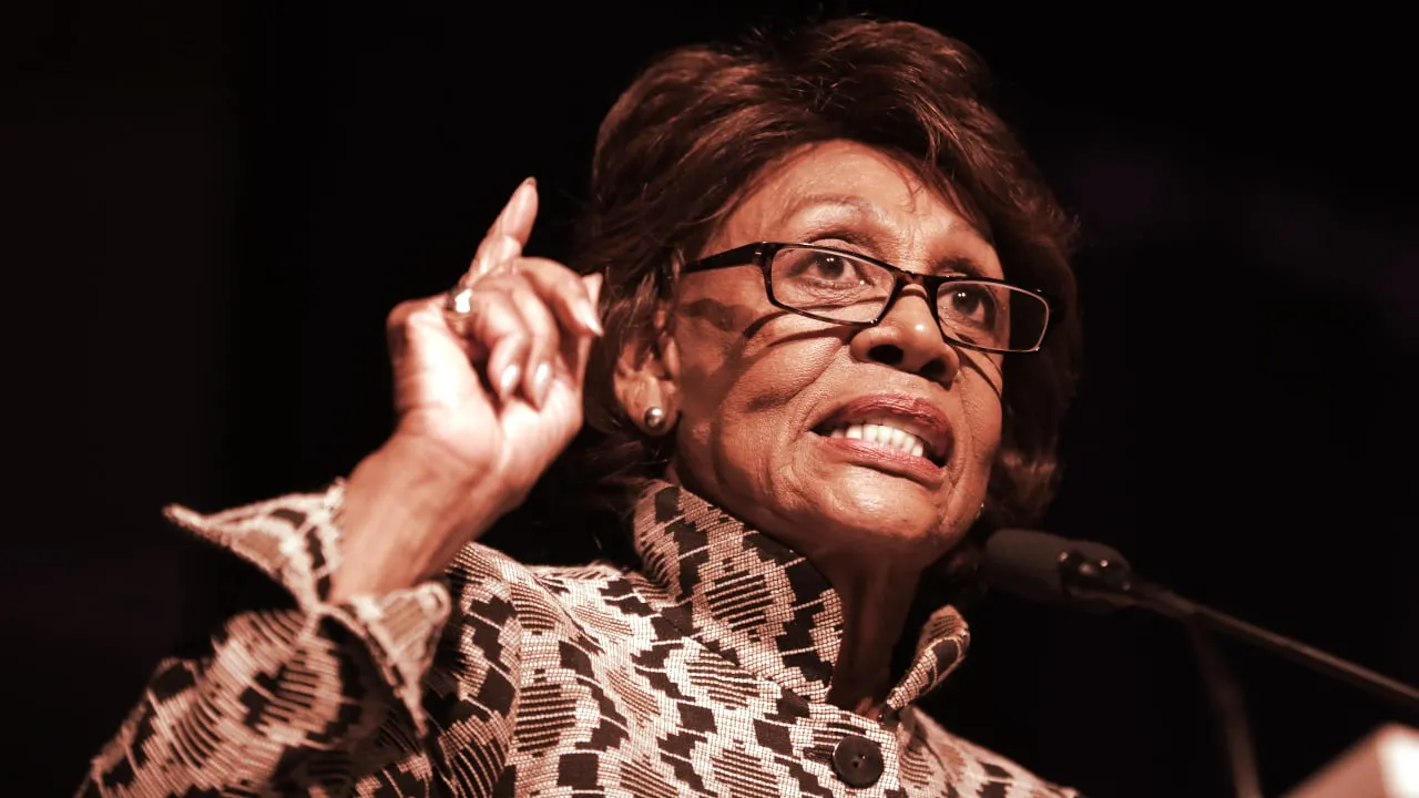 La diputada Maxine Waters no es fan de las criptomonedas. Imagen: Shutterstock