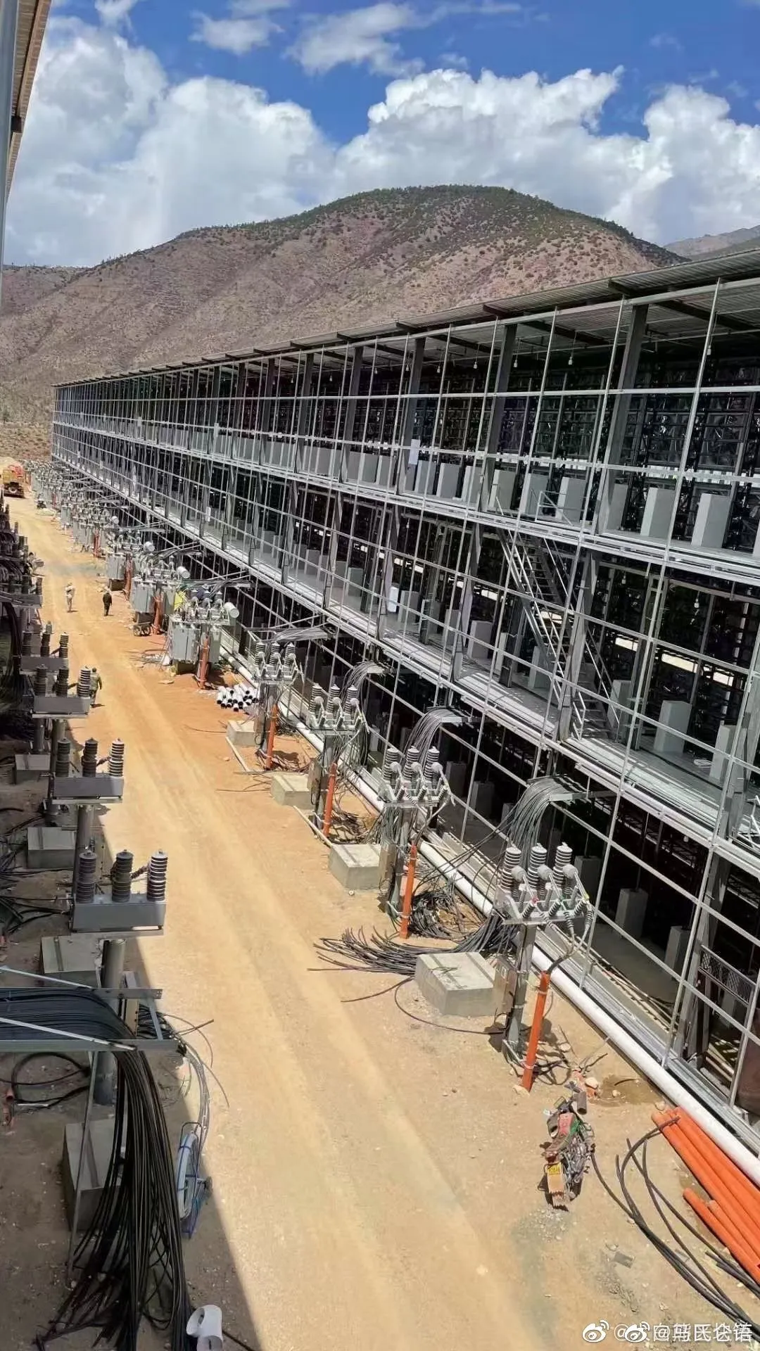 Desierto lleno de bastidores de minería de Bitcoin vacíos.