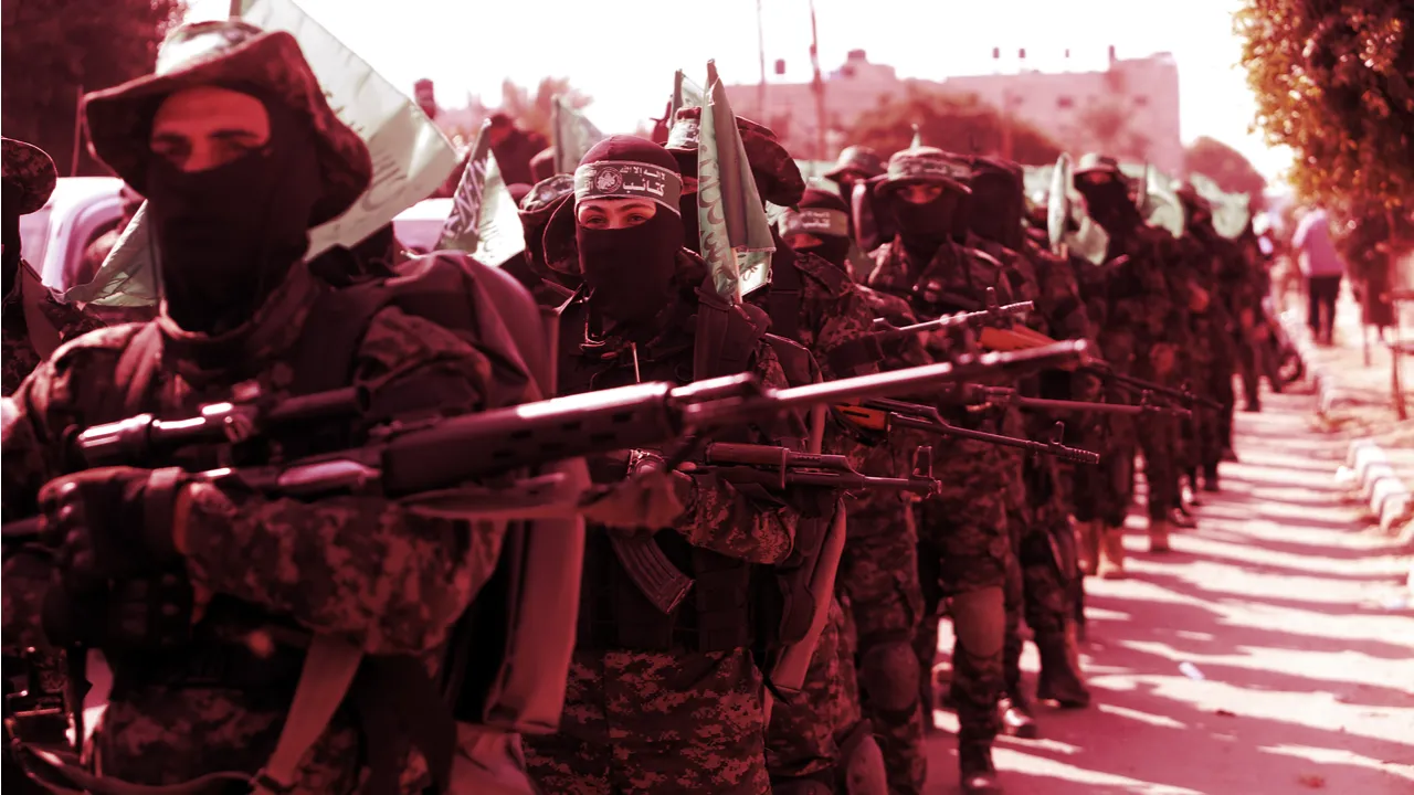 Miembros de un ala militar de Hamás marchando. Imagen: Shutterstock